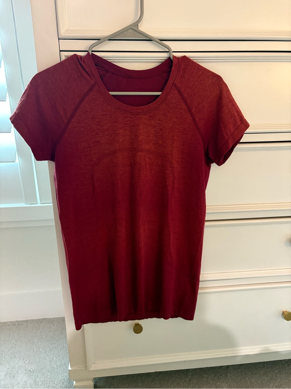 Lululemon Women’s Short Sleeve Active Tee - Deep Red/Burgundy size 8